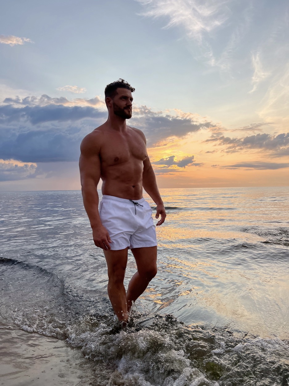 Treneris Andris Beķeris pie jūras saulrietā